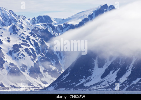 Paesaggio di montagna in estate il sole, southern Spitzbergen, Svalbard artico, Norvegia, Europa Foto Stock