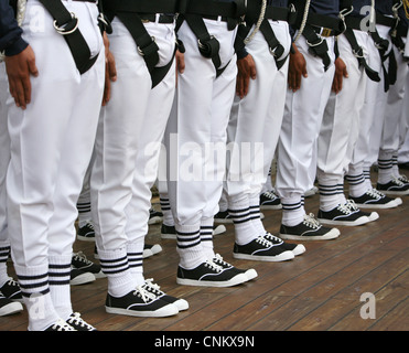 I marinai ecuadoriani della nave alta ecuadoriana BAE Guayas stanno all'attenzione come arrivano a New Orleans in congiunzione con la guerra del 1812 Commemorazione Bicentennale. Gli eventi fanno parte di una serie di visite della città da parte della Marina, della Guardia Costiera, del corpo Marino e operazione Sail a partire da aprile 2012 e concludersi nel 2015. New Orleans è la prima e l'ultima visita della città della serie. Foto Stock