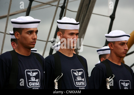 I marinai ecuadoriani della nave alta ecuadoriana BAE Guayas stanno all'attenzione come arrivano a New Orleans in congiunzione con la guerra del 1812 Commemorazione Bicentennale. Gli eventi fanno parte di una serie di visite della città da parte della Marina, della Guardia Costiera, del corpo Marino e operazione Sail a partire da aprile 2012 e concludersi nel 2015. New Orleans è la prima e l'ultima visita della città della serie. Foto Stock