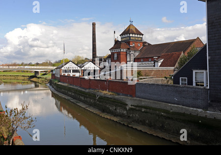 Lewes Town Center East Sussex Regno Unito - birreria Harveys sulle rive del fiume Ouse Foto Stock