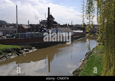 Lewes Town Center East Sussex Regno Unito - birreria Harveys sulle rive del fiume Ouse Foto Stock