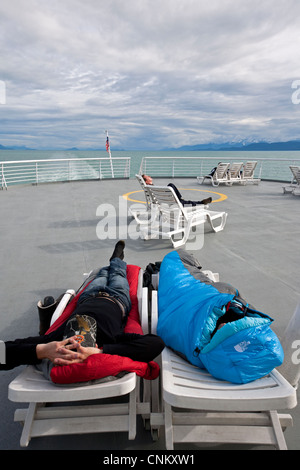 Passeggeri rilassarsi sulla terrazza. Alaska traghetto da Juneau a Skagway. Stati Uniti d'America Foto Stock
