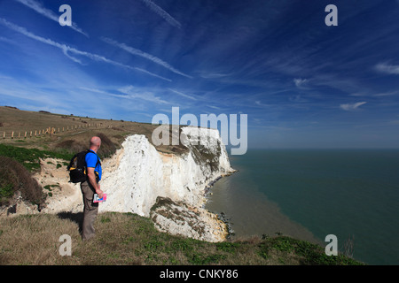 Maschio adulto in piedi presso le Bianche Scogliere di Dover contea del Kent England Regno Unito Regno Unito Foto Stock