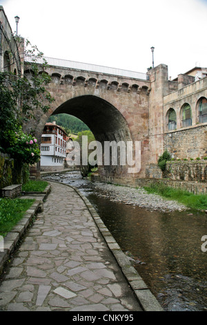 Una vista del ponte sul fiume a Potes in Cantabria Spagna Foto Stock