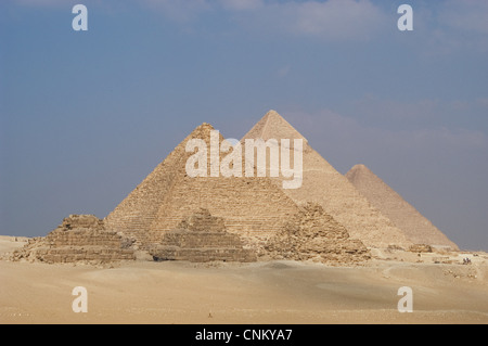L'Egitto. Le Piramidi di Giza. Piramide di Cheope o Khufu, piramide di Khafre o Chephren e piramide di Menkaure Mykerinos o. Foto Stock