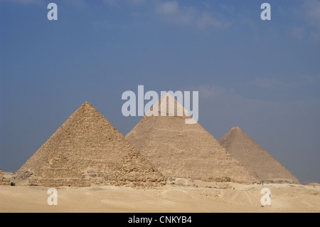 L'Egitto. Le Piramidi di Giza. Piramide di Cheope o Khufu, piramide di Khafre o Chephren e piramide di Menkaure Mykerinos o. Foto Stock