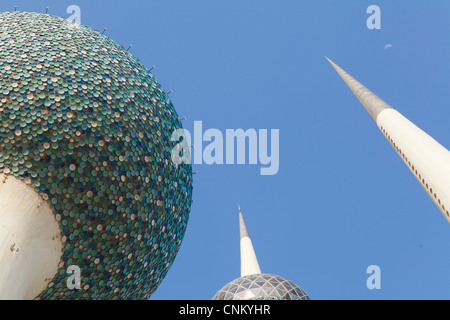 Kuwait City torri d'acqua con la luna visibili nel cielo. Un iconico punto di riferimento della città che giace appena fuori la strada del Golfo. Foto Stock