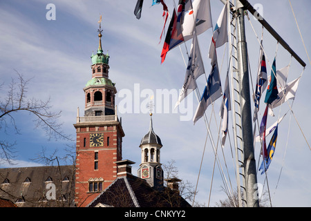 Storico edificio di pesatura e la torre del municipio storico nel centro di Leer, Frisia orientale, Bassa Sassonia, Germania Foto Stock