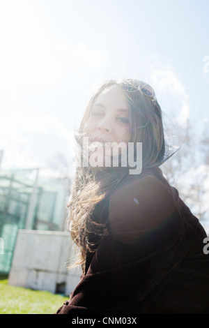 Donna sorridente passeggiate all'aperto Foto Stock