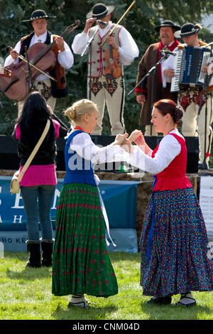 Montanari polacchi ballerini folk e i musicisti si esibiscono in corrispondenza del margine inferiore della Sagra della Pecora in Hailey, Idaho, Stati Uniti d'America. Foto Stock