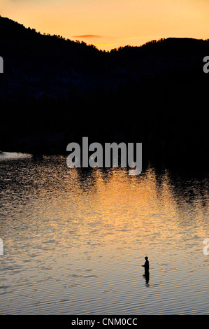 La pesca al tramonto, Mirror Lake, Wallowa Mountains, Oregon. Foto Stock