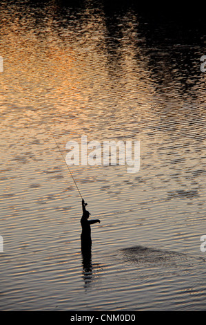 La pesca al tramonto, Mirror Lake, Wallowa Mountains, Oregon. Foto Stock