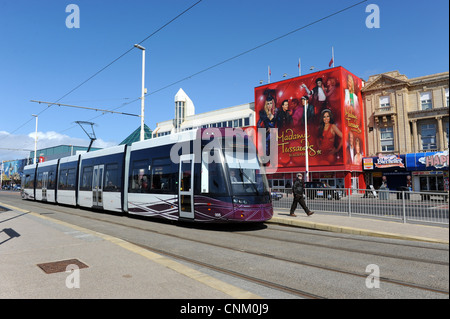 Un nuovo Blackpool tram al molo centrale stazione di Blackpool Regno Unito il nuovo Bombardier tram è entrato in servizio Aprile 2012 Foto Stock