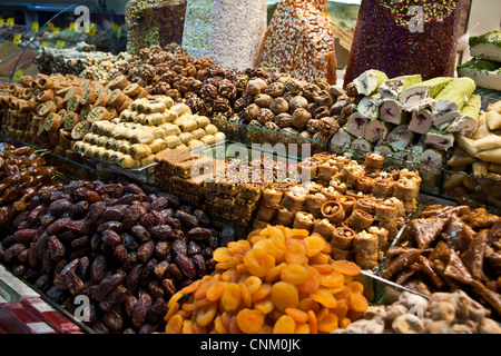 Dessert e dolci, tratta, frutta secca, baklava al Bazaar Egiziano, Istanbul, Turchia Foto Stock