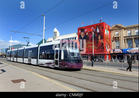 Un nuovo Blackpool tram al molo centrale stazione di Blackpool Regno Unito il nuovo Bombardier tram è entrato in servizio Aprile 2012 Foto Stock