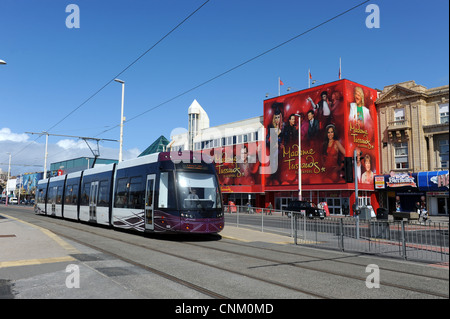 Un nuovo Blackpool tram al molo centrale stazione di Blackpool Regno Unito il nuovo Bombardier tram è entrato in servizio Aprile 2012 Foto Stock