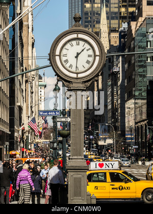 Orologio sul marciapiede, la Quinta Avenue alla 43ND STREET, NYC Foto Stock