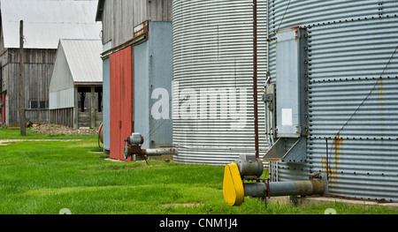 Vista da dietro due silos e granai su una fattoria in Kennedeyville, Maryland Foto Stock