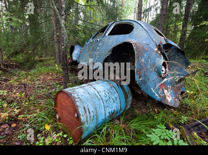 Volkswagen maggiolino relitto della foresta , Finlandia Foto Stock