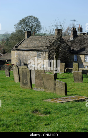 Le lapidi in eyam chiesa parrocchiale cimitero Derbyshire England Regno Unito Foto Stock