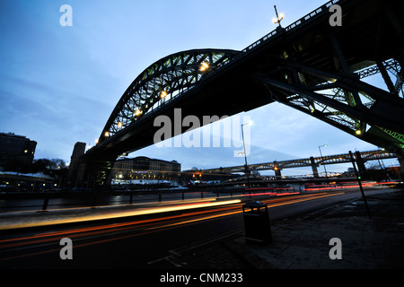 Tyne Bridge, Newcastle al crepuscolo con auto di striature di faro Foto Stock