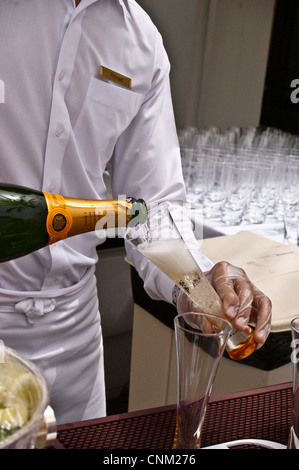 Un barman versa Veuve Clicquot champagne al brunch del venerdì presso il Park Hyatt Hotel, Dubai Creek di Dubai, Emirati Arabi Uniti Foto Stock