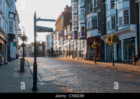 GUILDFORD, Inghilterra, 27 Luglio 2011 - Guildford High Street nel primo mattino sun. Solo uso editoriale. Foto Stock