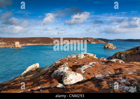 Bryher; guardando verso Cromwell's Castle e Nuovo Grimsby su Tresco; Isole Scilly Foto Stock