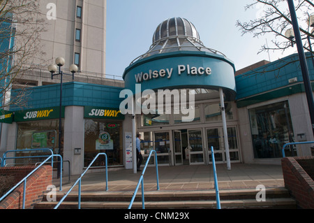 Ingresso al Wolsey Place shopping center di Woking, Surrey, Inghilterra. Solo uso editoriale Foto Stock