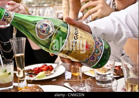Una marca Bulgari bottiglia di San Pellegrino acqua minerale frizzante Park Hyatt Hotel, Dubai Creek di Dubai, Emirati Arabi Uniti Foto Stock