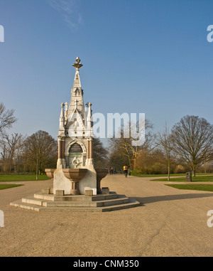 Il denaro pronto di marmo e di granito fontana potabile in Regent's Park Londra Inghilterra Europa Foto Stock