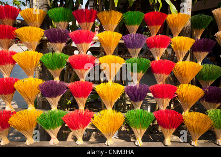 Fasci colorati di bastoncini di incenso in vendita, Xuan Thuy Hat Village, vicino a tonalità, Vietnam Foto Stock