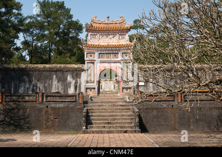 Gate Cong presso la tomba dell'Imperatore Tu Duc, vicino a tonalità, Vietnam Foto Stock