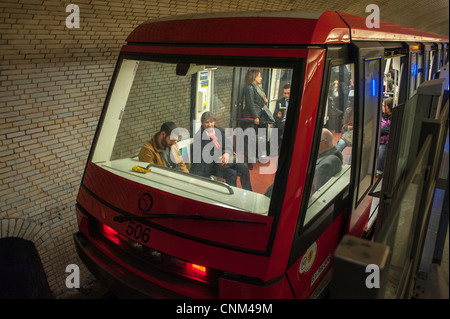 Parigi, Francia, persone all'interno del pilotless, Metro Train automatico, linea n° 1 alla stazione 'Porte de VIN-cennes', treni pendolari Foto Stock