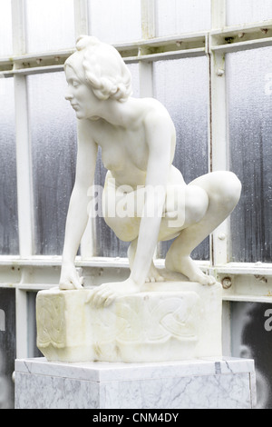 Scultura in marmo di Elf dello scultore William Goscombe John, Kible Palace Victorian Glasshouse, Glasgow Botanic Gardens, Scozia, Regno Unito Foto Stock