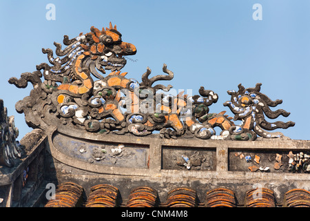 Dragon dettaglio sul tetto di Luong Khiem Palace, presso la tomba dell'Imperatore Tu Duc, vicino a tonalità, Vietnam Foto Stock