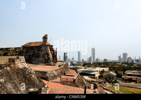 La vista dalla vecchia fortezza spagnola Castillo de San Felipe de Barajas verso un sistema moderno a Cartagena, Colombia. Foto Stock