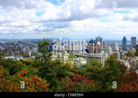 Una vista di Montreal, Quebec, in estate indiana da Parc du Mont-Royal. Foto Stock