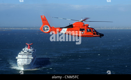 US Coast Guard Delfino elicottero passa in arrivo una nave da crociera durante la pattuglia di routine Marzo 18, 2012 al largo della costa di San Pedro, CA. Il Porto di Los Angeles' World Cruise Center è uno dei la più grande nave da crociera i terminali negli Stati Uniti. Foto Stock