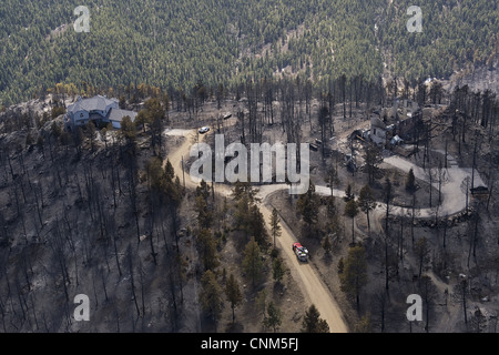 Una casa è indenne come il suo prossimo è distrutta dopo incendi spazzate in basso a North Fork Fire Marzo 29, 2012 in Jefferson county, CO. Foto Stock