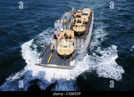 Un US Navy Landing Craft si avvicina alla ben coperta dell'assalto anfibio nave USS Wasp 10 aprile 2012 nell'Oceano Atlantico. Foto Stock