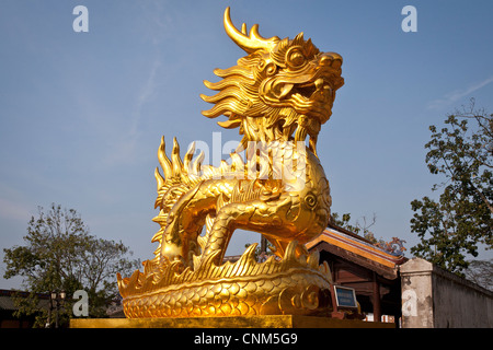 Golden DRAGON, simbolo della dinastia Nguyen, nella città imperiale, tonalità, Vietnam Foto Stock