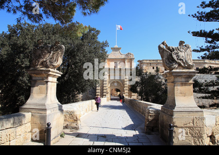 Lo stile barocco cancello principale o di ingresso alla vecchia città fortificata di Mdina dalla sua nuova sobborgo Rabat. Malta, Europa Foto Stock