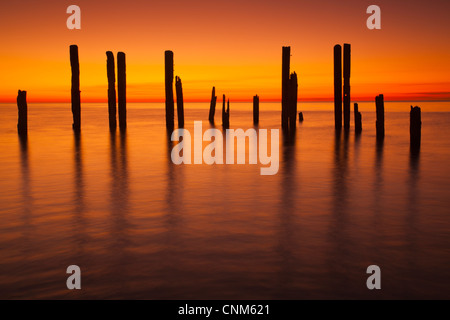 Radiant tramonto al molo in rovina a Port Willunga nei sobborghi meridionali di Adelaide nel South Australia Foto Stock