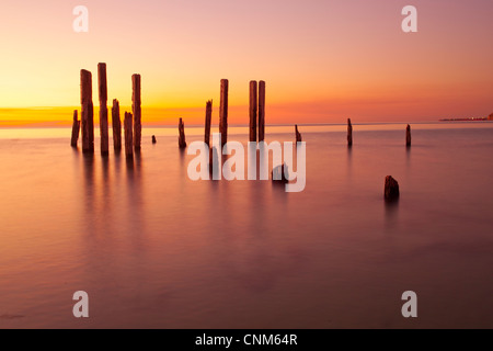 Brillanti colori del tramonto al molo in rovina a Port Willunga nei sobborghi meridionali di Adelaide, Australia del Sud Foto Stock