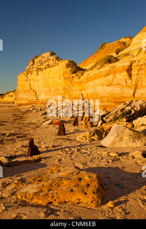 Nel tardo pomeriggio la luce sulle scogliere vicino al molo in rovina a Port Willunga nei sobborghi meridionali di Adelaide, Australia del Sud Foto Stock