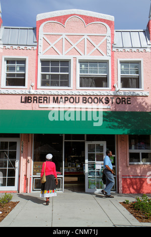 Miami Florida,Little Haiti,Caraibic Market Place Carnival,mercato,comunità Black woman female women,man men maschio,Libreri Mapou Book Store,fronte, Foto Stock