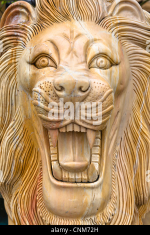 Scultura in pietra di un maschio di brontolio lion, Hai Duong, Vietnam Foto Stock