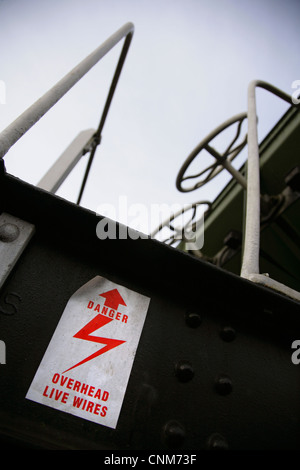 Cavi sovrastanti cartello segnaletico su ferrovia tramoggia carro. Foto Stock