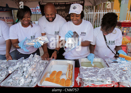 Miami Florida,Little Haiti,Caraibic Market Place Carnival,mercato,evento della comunità,Black Blacks African African African African Minority,adult adults man Foto Stock